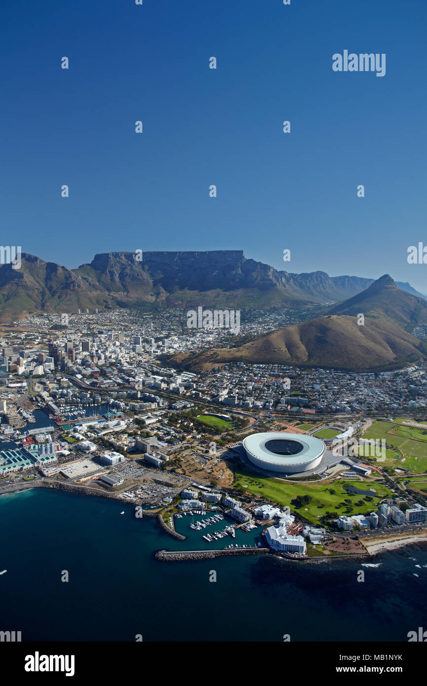 Cape Town Stadium, V & A Waterfront (à gauche), et la montagne de la Table, Cape Town, Afrique du Sud - vue aérienne Banque D'Images