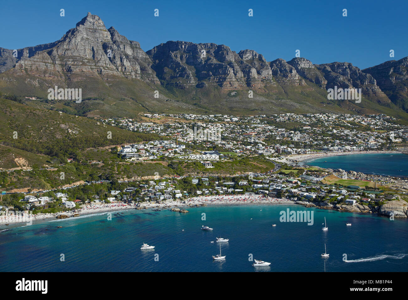 Clifton Beach, sur la Montagne de la table, et les douze apôtres, Le Cap, Afrique du Sud - vue aérienne Banque D'Images