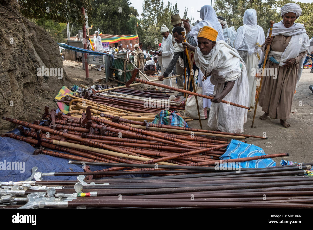 Lalibela, Éthiopie - 7 janvier 2018 : Les Pèlerins d'acheter bâton de marche au marché de Lalibela Lalibela, Éthiopie. Banque D'Images