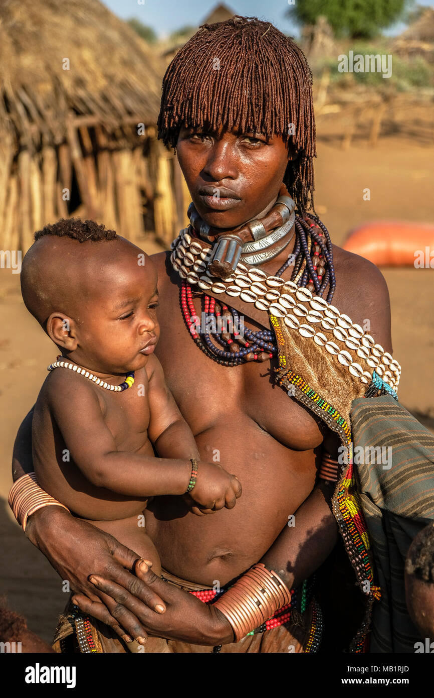 Turmi, Éthiopie - le 25 janvier 2018 : femme tribu Hamer non identifié avec son fils. Hamer femme peigne généralement leurs cheveux avec de la terre à Turmi, Éthiopie. Banque D'Images