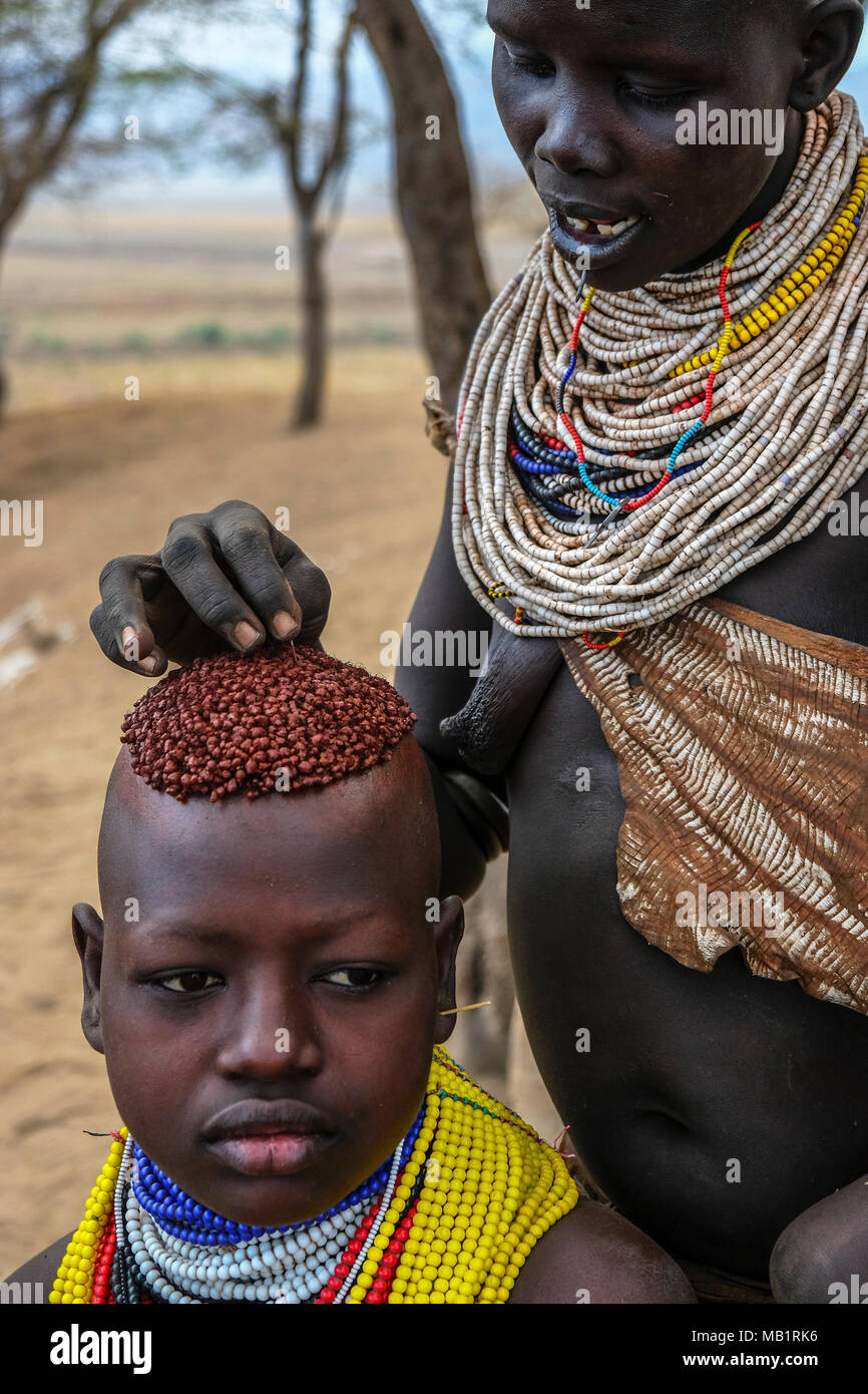 Vallée de l'Omo, en Éthiopie - le 26 janvier 2018 : une femme non identifiée de la tribu Karo avec des bijoux traditionnels et son fils dans la vallée de l'Omo, en Ethiopie. Banque D'Images