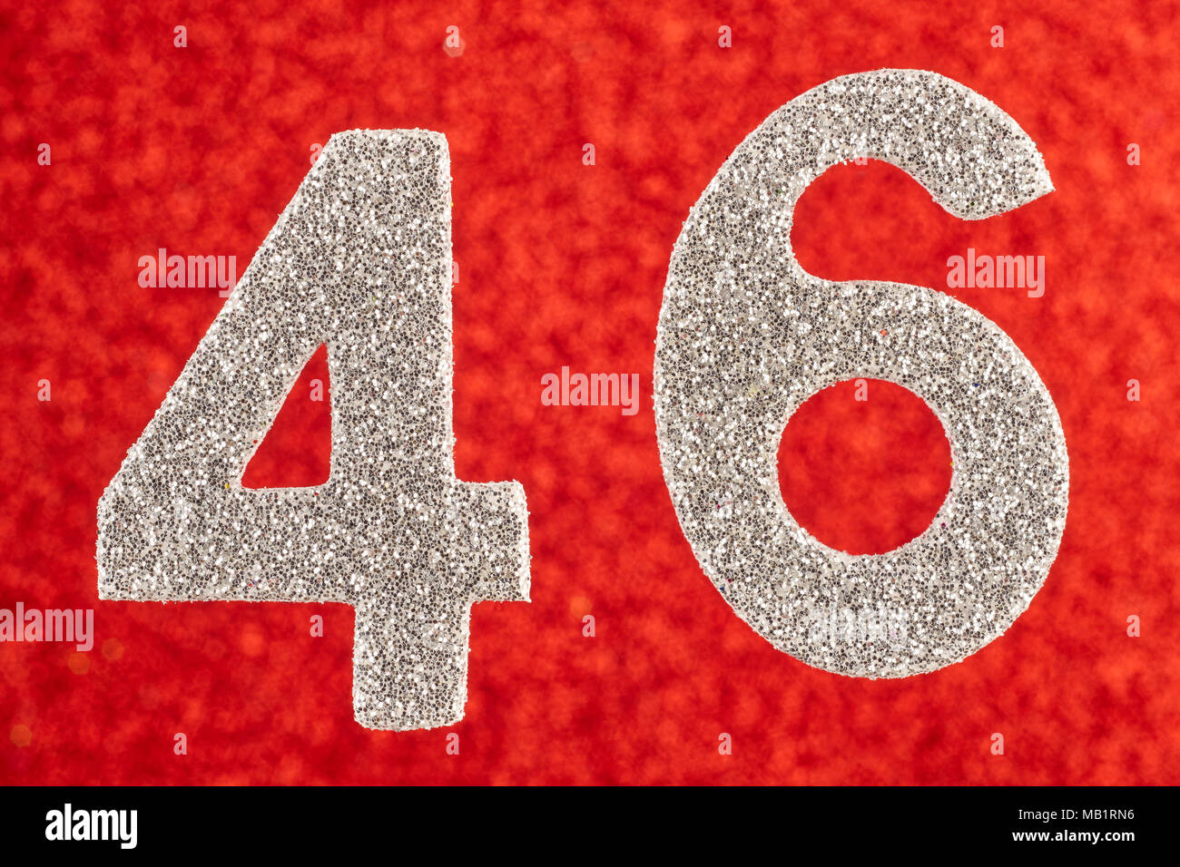 Numéro quarante-six couleur argent sur un fond rouge. Anniversaire. L'horizontale Banque D'Images