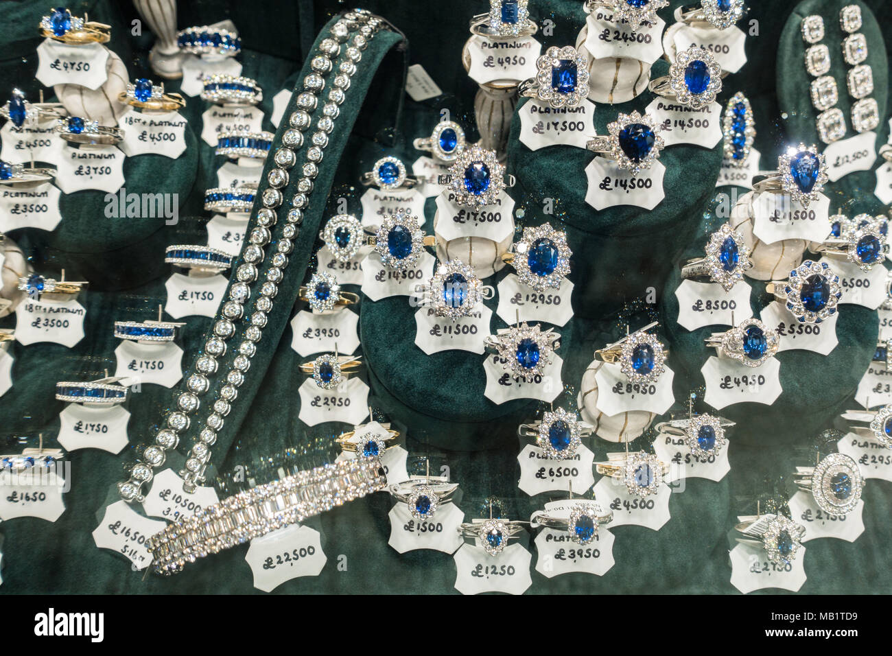 Bagues diamant et saphir avec étiquettes de prix en vitrine dans l'Argyll Arcade Glasgow, Scotland, UK Banque D'Images