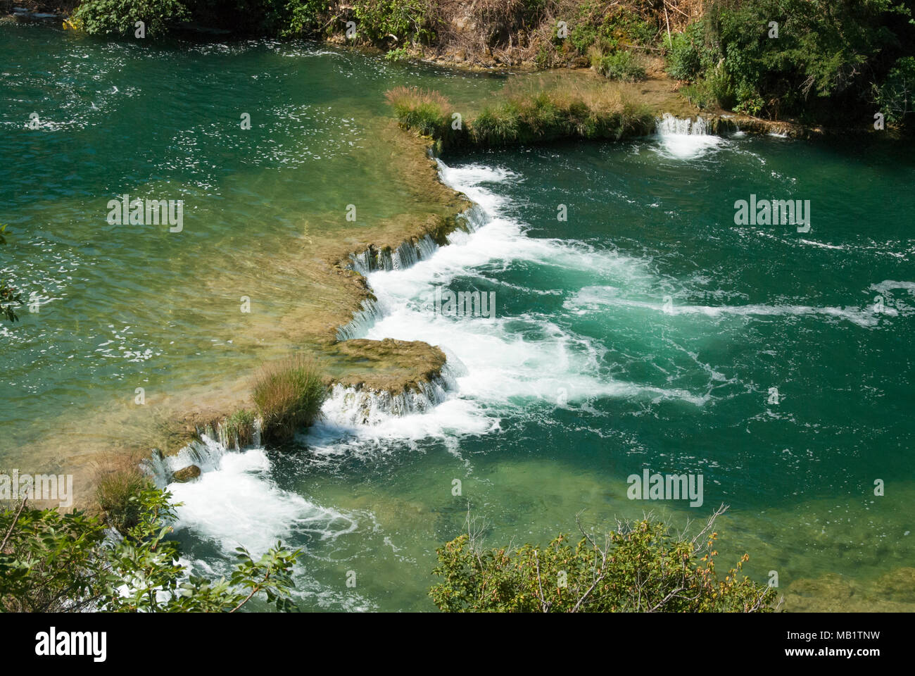 Le parc national de Krka cascade avec des projections d'eau passant rocks Banque D'Images