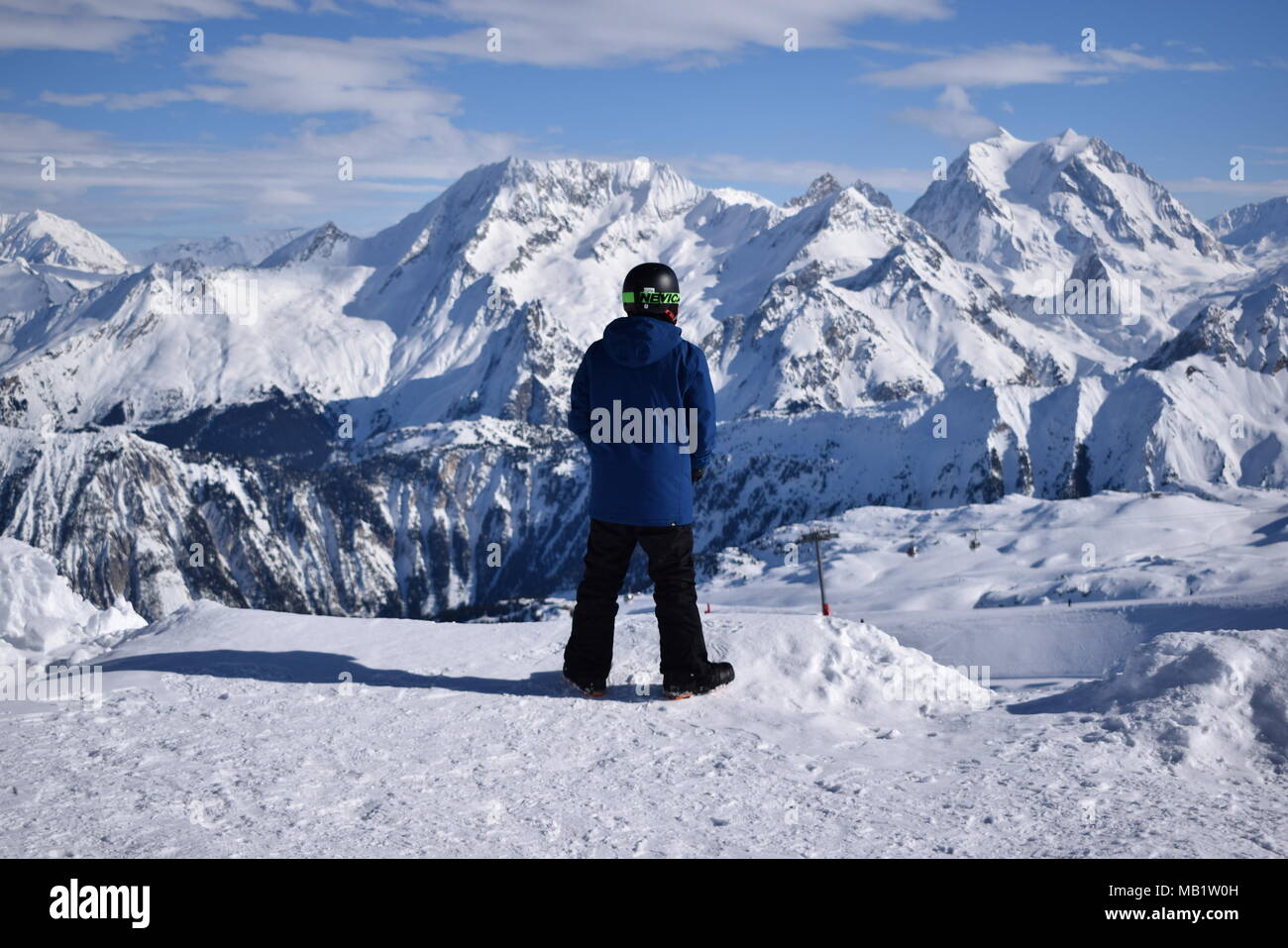 Skier à admirer la vue depuis le haut du Verdon Banque D'Images