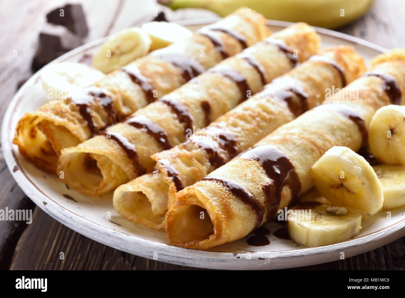 Close up de délicieuses crêpes rouleau avec des tranches de banane Banque D'Images