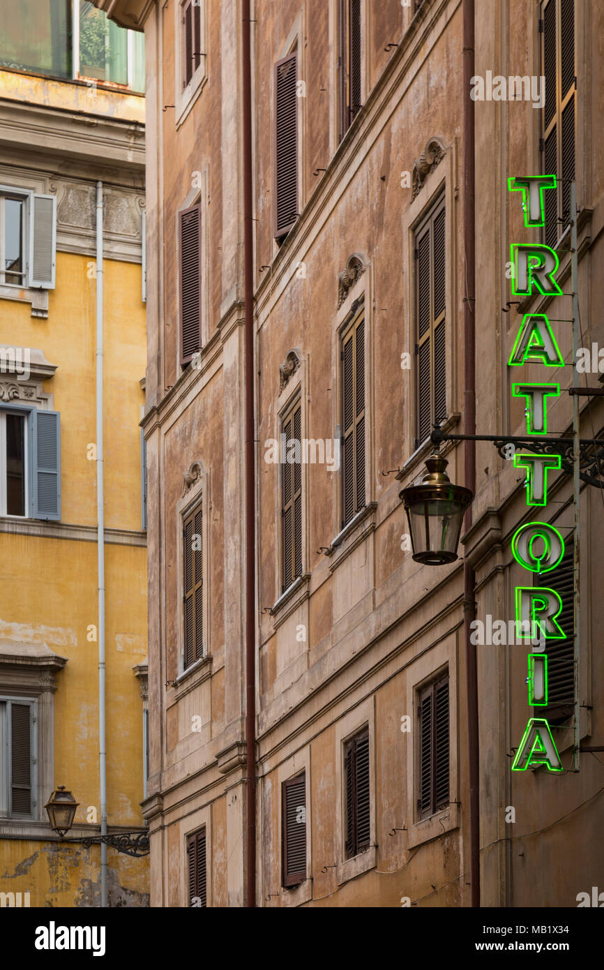 Une trattoria néon vert signe au-dessus d'un restaurant italien sur un immeuble situé à Rome, Italie. Banque D'Images