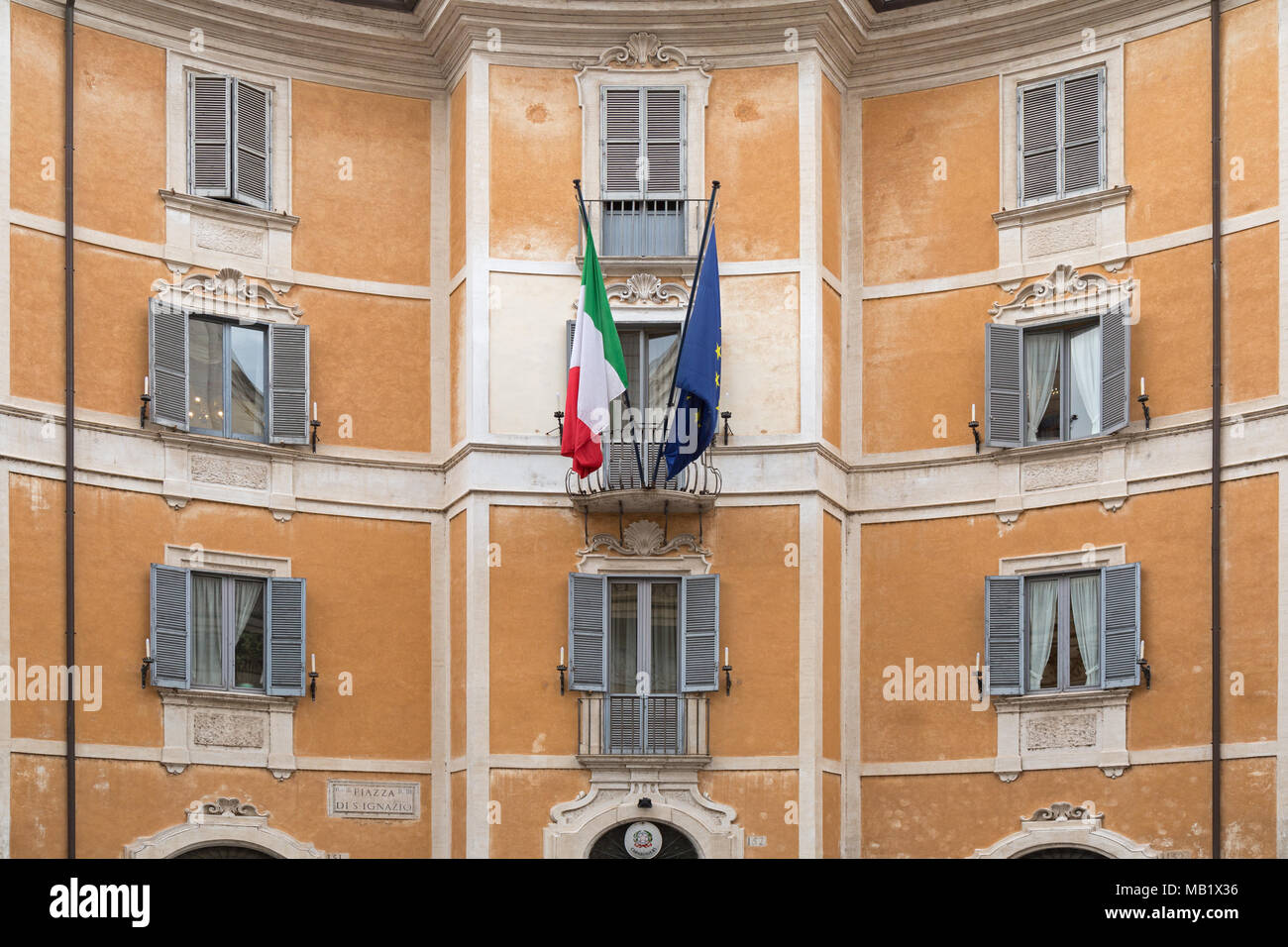 Le bâtiment des carabiniers sur la Piazza Sant'Ignazio, Rome, Italie afficher les drapeaux de l'UE et l'italien Banque D'Images