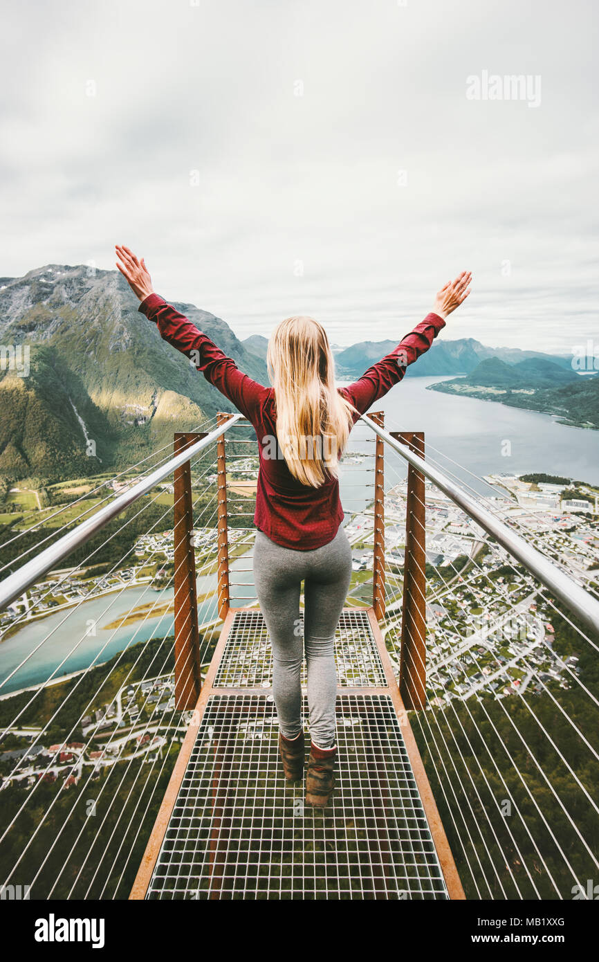 Happy woman soulevées mains profitant du paysage montagnes Vie Voyage Vacances aventure émotions succès en Norvège vue Rampestreken Banque D'Images
