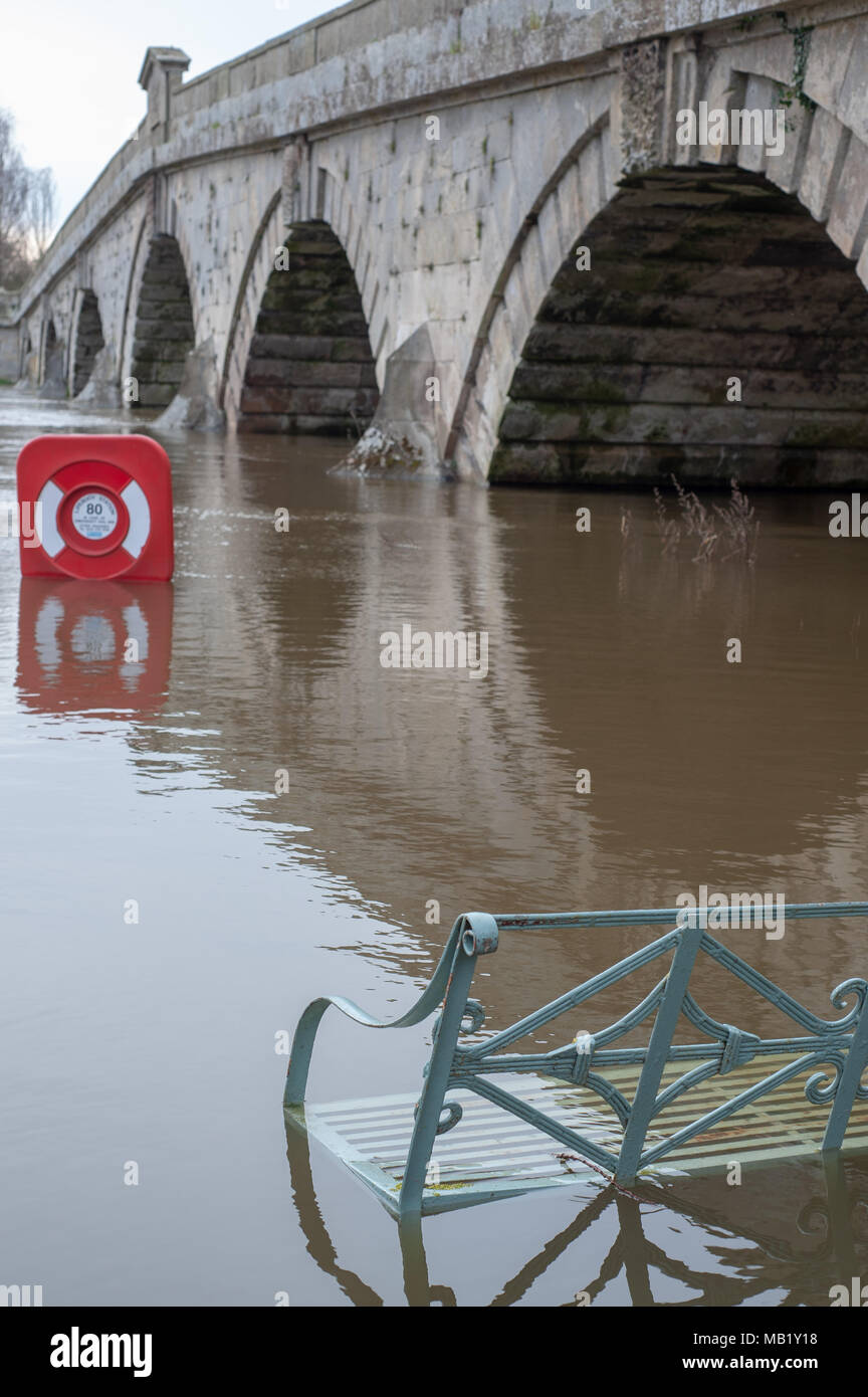 Banc sur la rive à Atcham's Northcote Manor lancs et Mermaid hotel inondées par les eaux de crue de la rivière Severn Banque D'Images