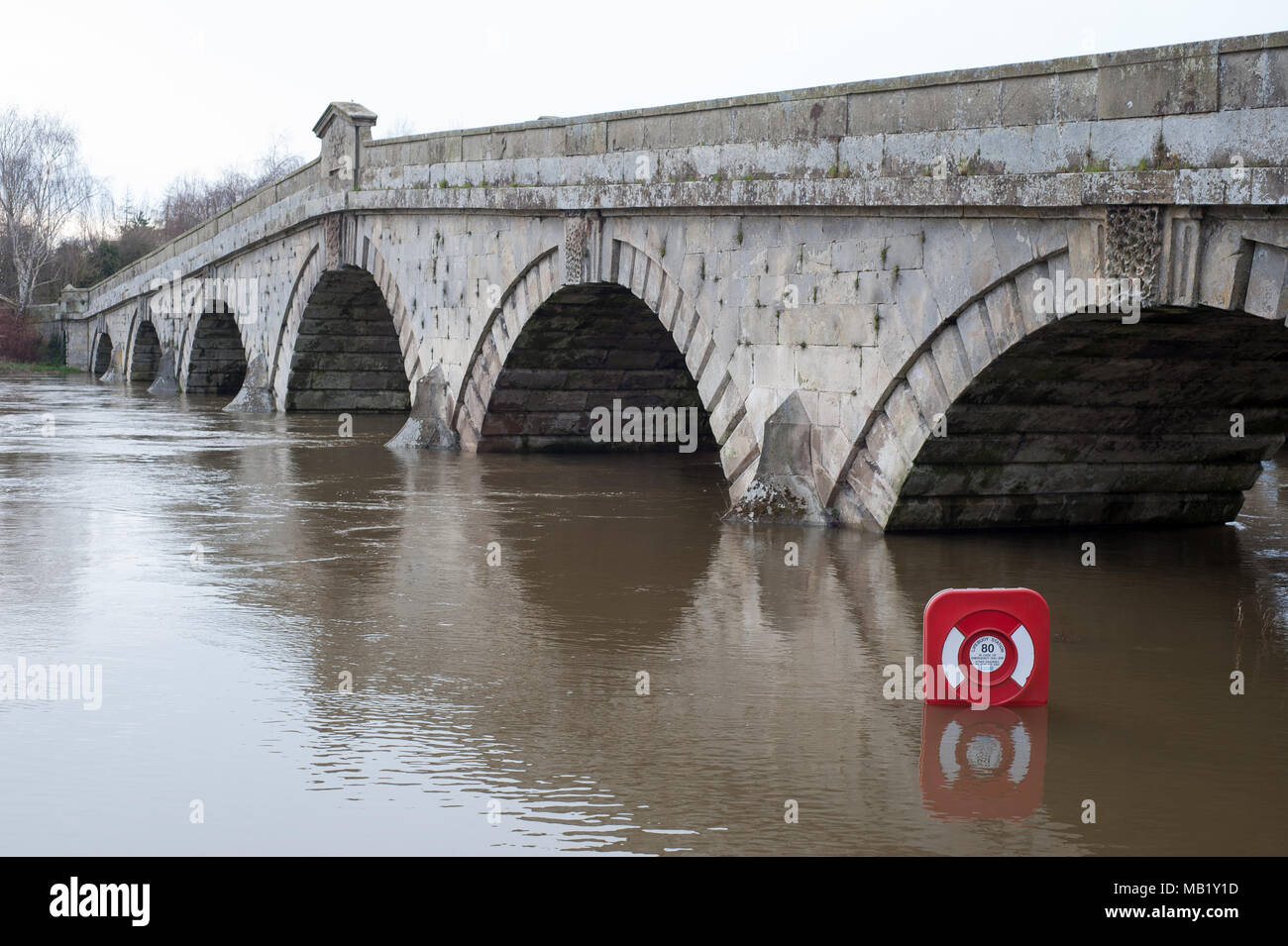 Passerelle historique du 18ème siècle et 20ème siècle pont-route à Atcham, Shropshire, Angleterre sur la rivière Severn inondées au printemps Banque D'Images
