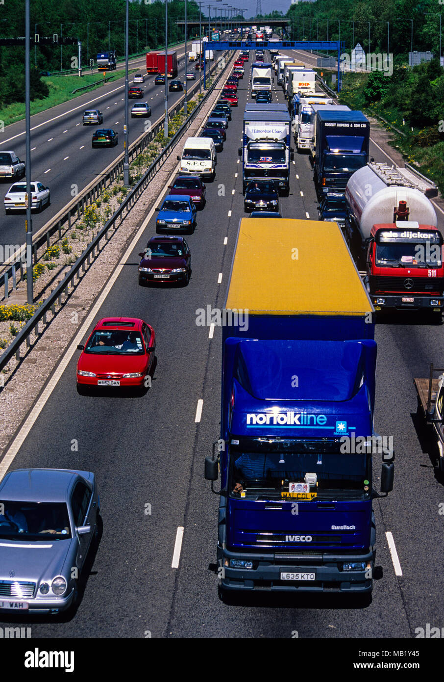 Un fort trafic autoroute M6, Birmingham, England, GB, au Royaume-Uni. Banque D'Images