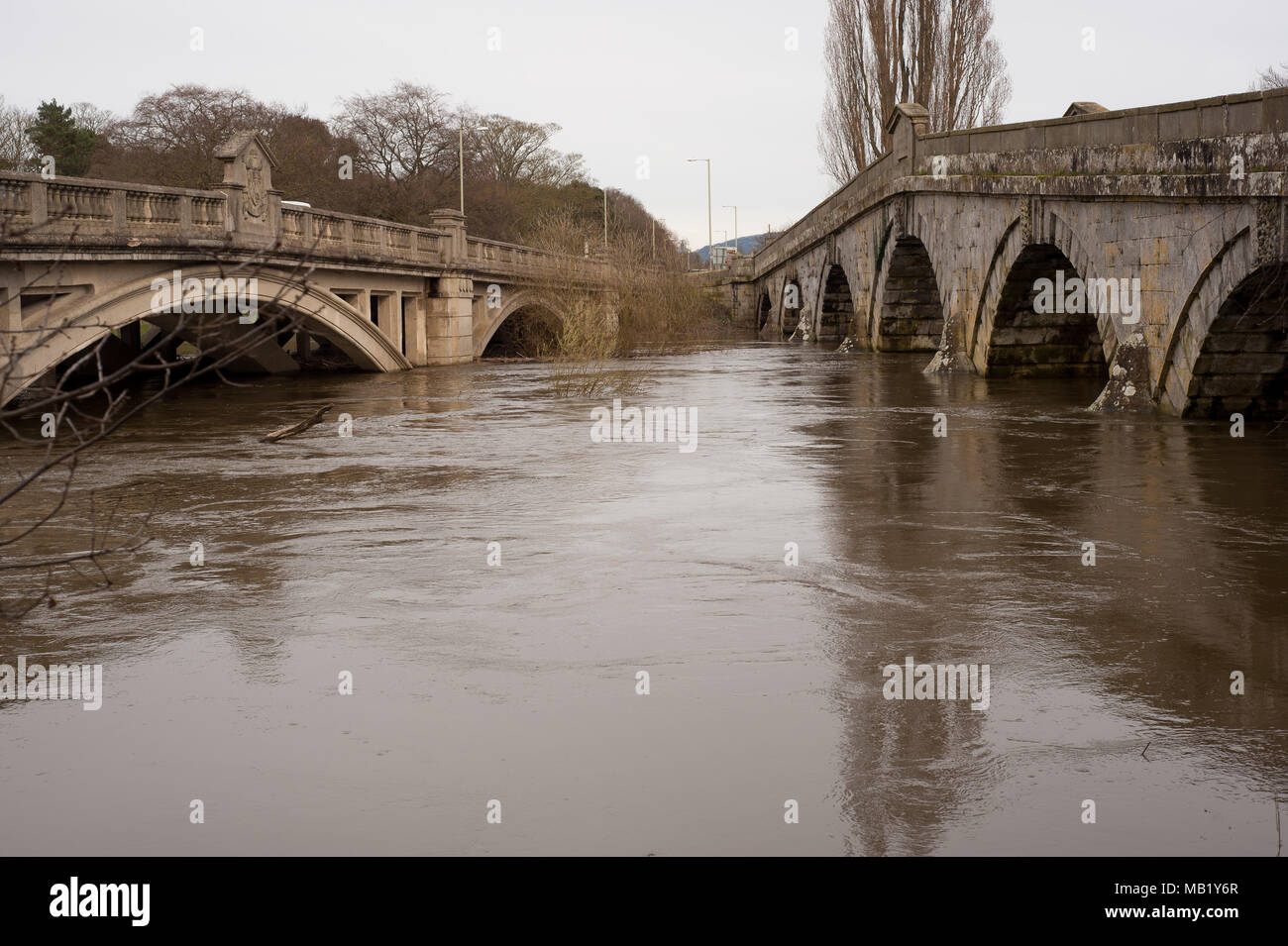 Passerelle historique du 18ème siècle et 20ème siècle pont-route à Atcham, Shropshire, Angleterre sur la rivière Severn inondées au printemps Banque D'Images