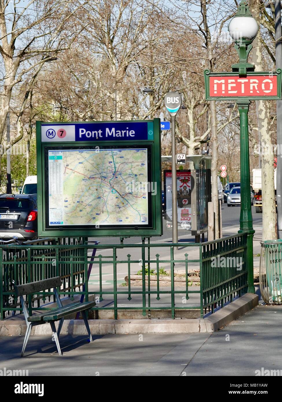 Pont Marie Métro ligne 7, entrée avec panneau de métro et carte des transports. Paris, France Banque D'Images