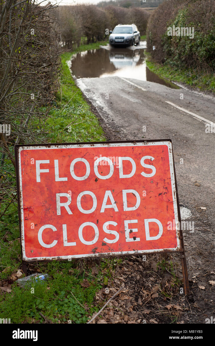 Fermeture des routes à Atcham, Shrewsbury, Shropshire, en Angleterre, en raison des inondations printanières de la rivière Severn Banque D'Images