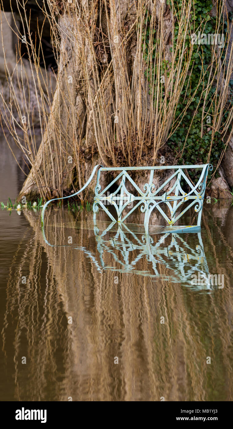 Meubles de jardin dans l'eau d'inondation par la rivière Severn à Atcham, Shrewsbury, Shropshire, Angleterre Banque D'Images