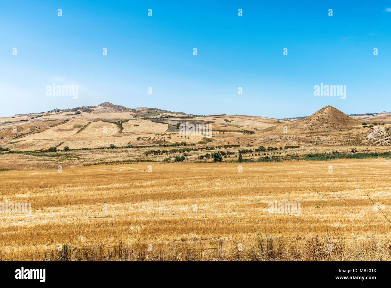 La terre sèche et de champs de blé après la récolte dans l'intérieur de la Sicile, Italie Banque D'Images