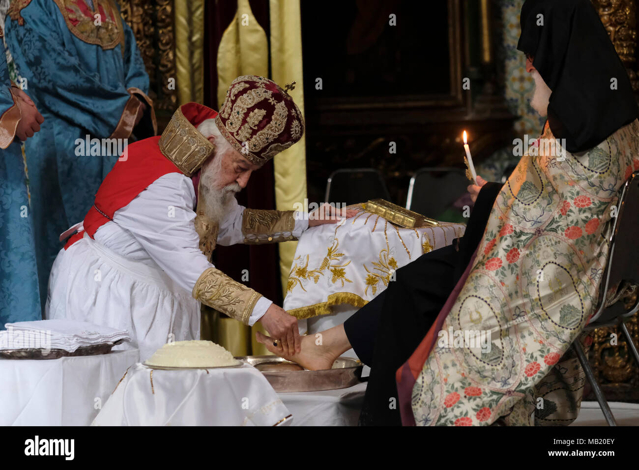 Le Grand Sacrisistan du Patriarcat apostolique arménien de Jérusalem Sevan Ghibarian organise la traditionnelle cérémonie de lavage des pieds le jeudi Maundy, Le jour Saint chrétien avant la Pâques orthodoxe qui commémore la dernière Cène de Jésus-Christ avec les Apôtres à la Cathédrale Saint-Jacques la principale église du Patriarcat arménien de Jérusalem située dans le quartier arménien la vieille ville de Jérusalem-est. Israël Banque D'Images