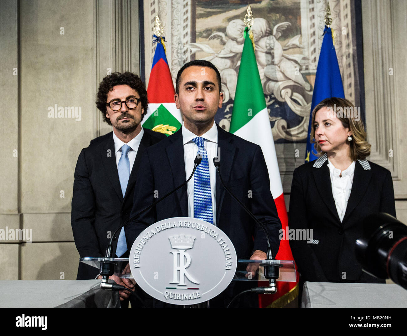 Rome, Italie. 5ème apr 2018. Le mouvement cinq étoiles chef Luigi Di Maio (C) parle aux médias après les consultations avec le président italien Sergio Mattarella (non visible sur la photo) au Palais du Quirinal à Rome, capitale de l'Italie, le 5 avril 2018. La première série de pourparlers de la formation du gouvernement n'a pas réussi à produire une majorité, le président italien Sergio Mattarella a dit à la nation dans une déclaration en direct le jeudi. Credit : Jin Yu/Xinhua/Alamy Live News Banque D'Images