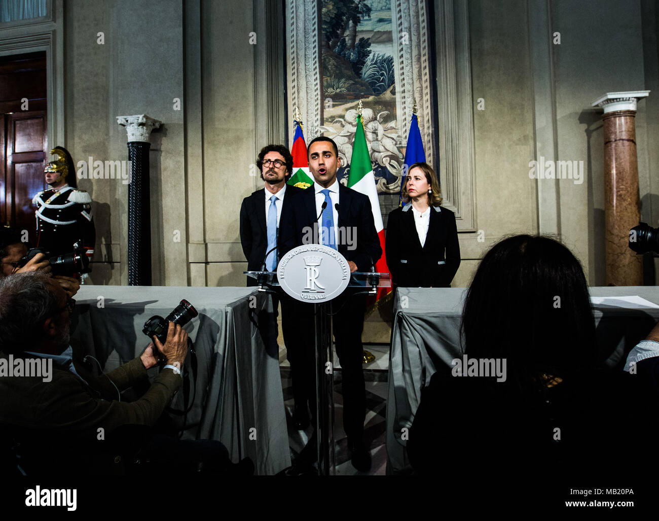 Rome, Italie. 5ème apr 2018. Le mouvement cinq étoiles chef Luigi Di Maio (C) parle aux médias après les consultations avec le président italien Sergio Mattarella (non visible sur la photo) au Palais du Quirinal à Rome, capitale de l'Italie, le 5 avril 2018. La première série de pourparlers de la formation du gouvernement n'a pas réussi à produire une majorité, le président italien Sergio Mattarella a dit à la nation dans une déclaration en direct le jeudi. Credit : Jin Yu/Xinhua/Alamy Live News Banque D'Images