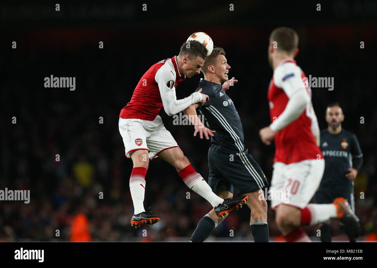 Laurent Koscielny d'Arsenal remporte un en-tête contre Pontus Wernbloom de CSKA Moscou au cours de l'UEFA Europa League match de quart de finale match aller entre Arsenal et le CSKA Moscou à l'Emirates Stadium le 5 avril 2018 à Londres, en Angleterre. (Photo par Arron Gent/phcimages.com) Banque D'Images