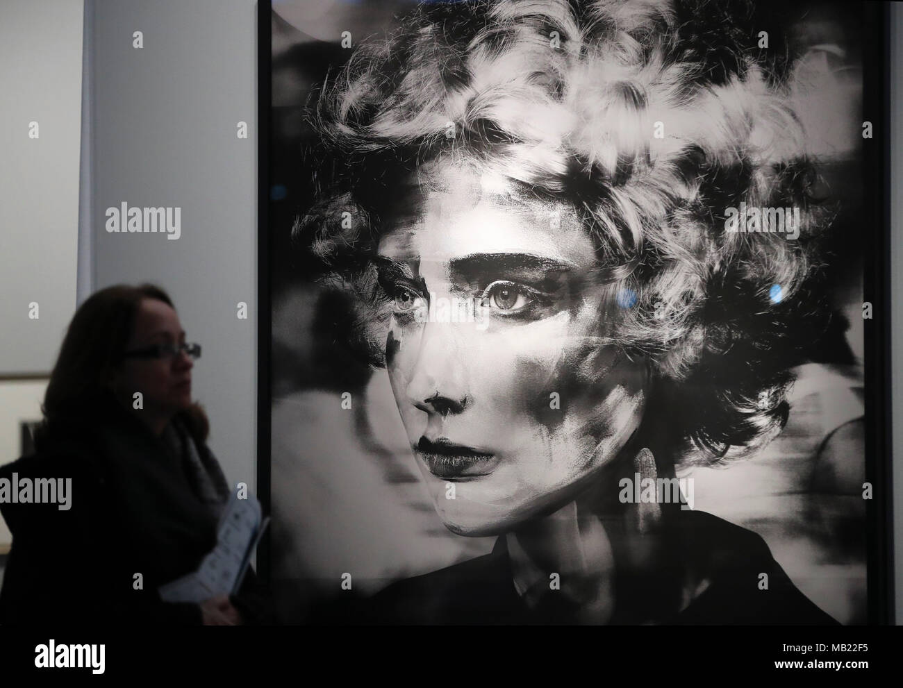 New York, USA. 5ème apr 2018. Dame brosse ronde, les photographies du photographe français Valérie Belin, est vu à AIPAD (Association of International Photography Art Dealers)'s la photographie à New York, États-Unis, le 5 avril 2018. La 38e édition de la photographie se tiendra du 5 avril au 8 avril. Environ 100 des plus grands fine art photography galeries présentent une gamme de travaux, y compris de qualité musée contemporain, moderne, et des photographies du xixe siècle, ainsi qu'une photographie, d'art vidéo et nouveaux médias. Credit : Wang Ying/Xinhua/Alamy Live News Banque D'Images