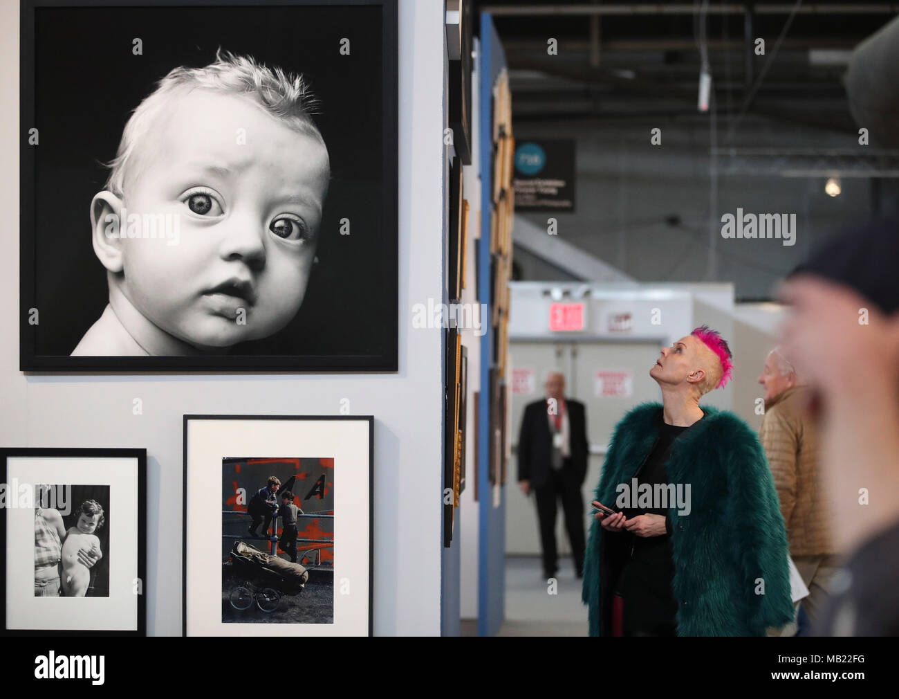 New York, USA. 5ème apr 2018. Les visiteurs regarder photographie œuvres de l'exposition spéciale 'Forever Young' à AIPAD (Association of International Photography Art Dealers)'s la photographie à New York, États-Unis, le 5 avril 2018. La 38e édition de la photographie se tiendra du 5 avril au 8 avril. Environ 100 des plus grands fine art photography galeries présentent une gamme de travaux, y compris de qualité musée contemporain, moderne, et des photographies du xixe siècle, ainsi qu'une photographie, d'art vidéo et nouveaux médias. Credit : Wang Ying/Xinhua/Alamy Live News Banque D'Images