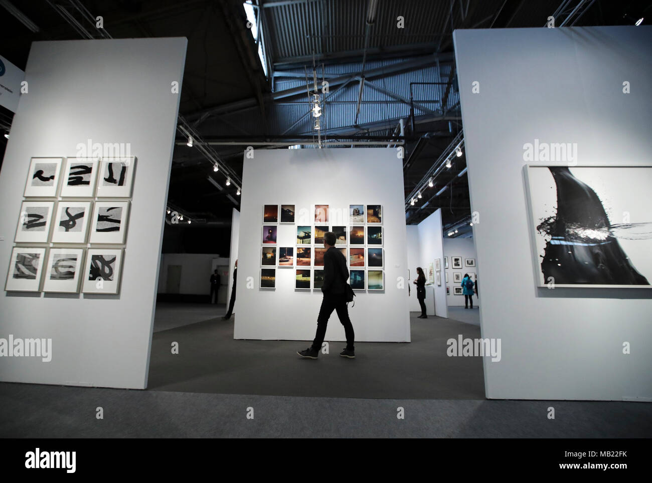 New York, USA. 5ème apr 2018. Les visiteurs regarder la photographie travaille à AIPAD (Association of International Photography Art Dealers)'s la photographie à New York, États-Unis, le 5 avril 2018. La 38e édition de la photographie se tiendra du 5 avril au 8 avril. Environ 100 des plus grands fine art photography galeries présentent une gamme de travaux, y compris de qualité musée contemporain, moderne, et des photographies du xixe siècle, ainsi qu'une photographie, d'art vidéo et nouveaux médias. Credit : Wang Ying/Xinhua/Alamy Live News Banque D'Images