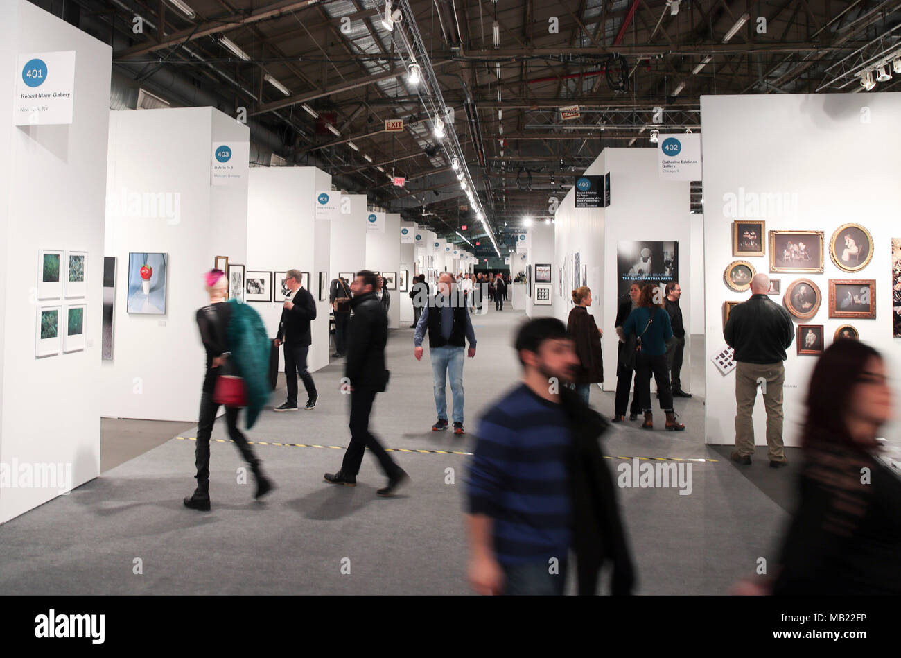 New York, USA. 5ème apr 2018. Les visiteurs regarder la photographie travaille à AIPAD (Association of International Photography Art Dealers)'s la photographie à New York, États-Unis, le 5 avril 2018. La 38e édition de la photographie se tiendra du 5 avril au 8 avril. Environ 100 des plus grands fine art photography galeries présentent une gamme de travaux, y compris de qualité musée contemporain, moderne, et des photographies du xixe siècle, ainsi qu'une photographie, d'art vidéo et nouveaux médias. Credit : Wang Ying/Xinhua/Alamy Live News Banque D'Images