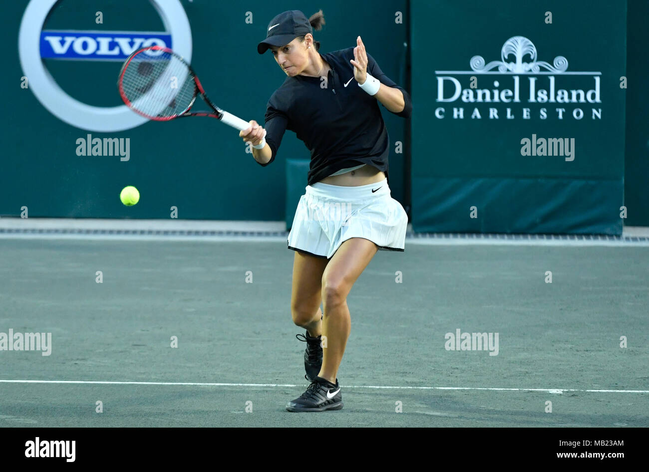 Charleston, Caroline du Sud, USA. 5ème apr 2018. Caroline Garcia (FRA) split ensembles avec Alize Cornet (FRA) 7-5, 1-6, à la Volvo Car Ouvrir joué au cercle de famille Tennis Center à Charleston, Caroline du Sud. © Leslie Billman/Tennisclix/CSM/Alamy Live News Banque D'Images