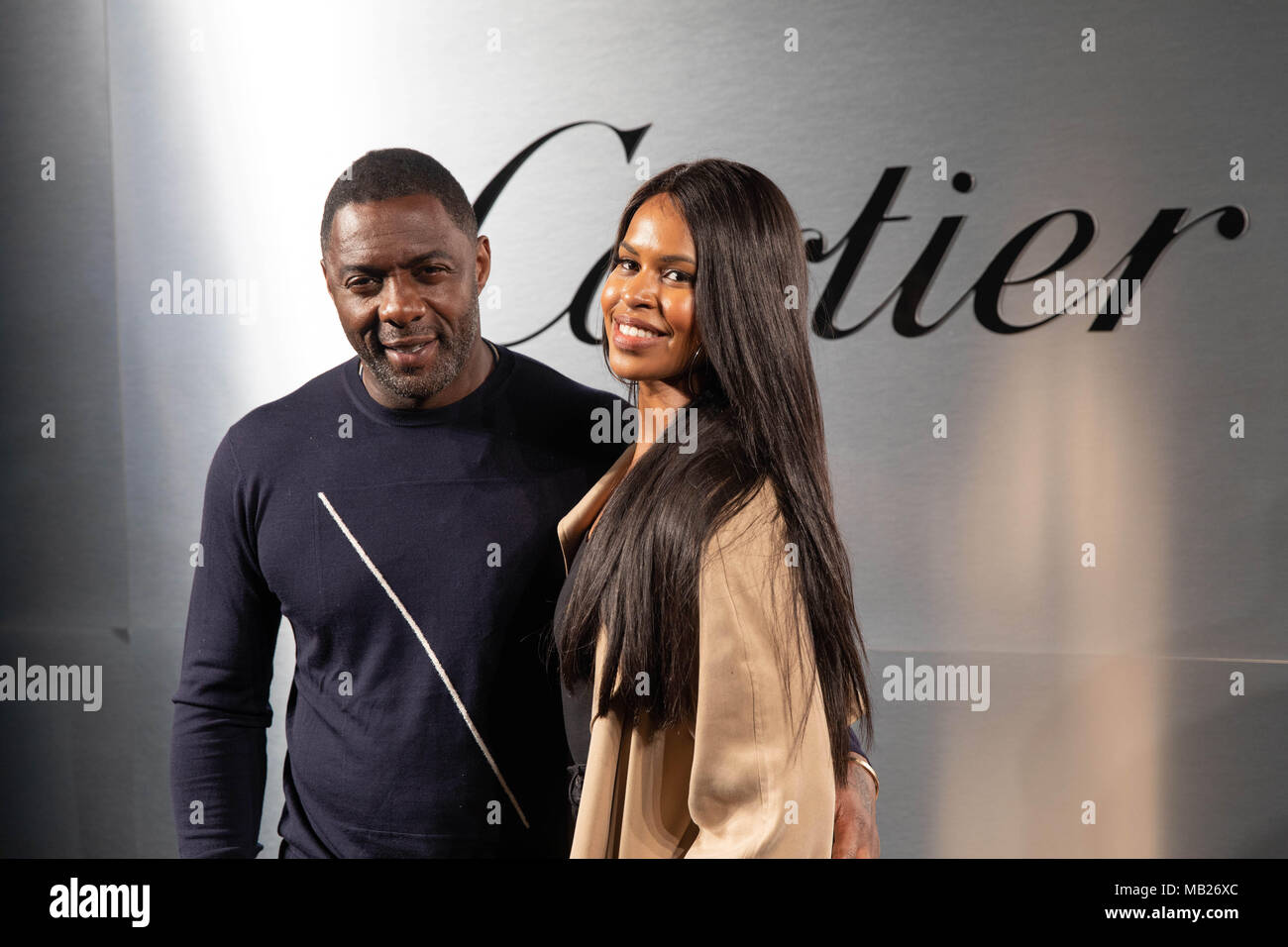 San Francisco, Californie, USA. 5ème apr 2018. L'acteur IDRIS ELBA (L) et Sabrina DHOWRE arrivent sur le tapis rouge pour le Santos de Cartier Watch Lancement au quai 48 le 5 avril 2018 à San Francisco, Californie Crédit : Greg Chow/ZUMA/Alamy Fil Live News Banque D'Images