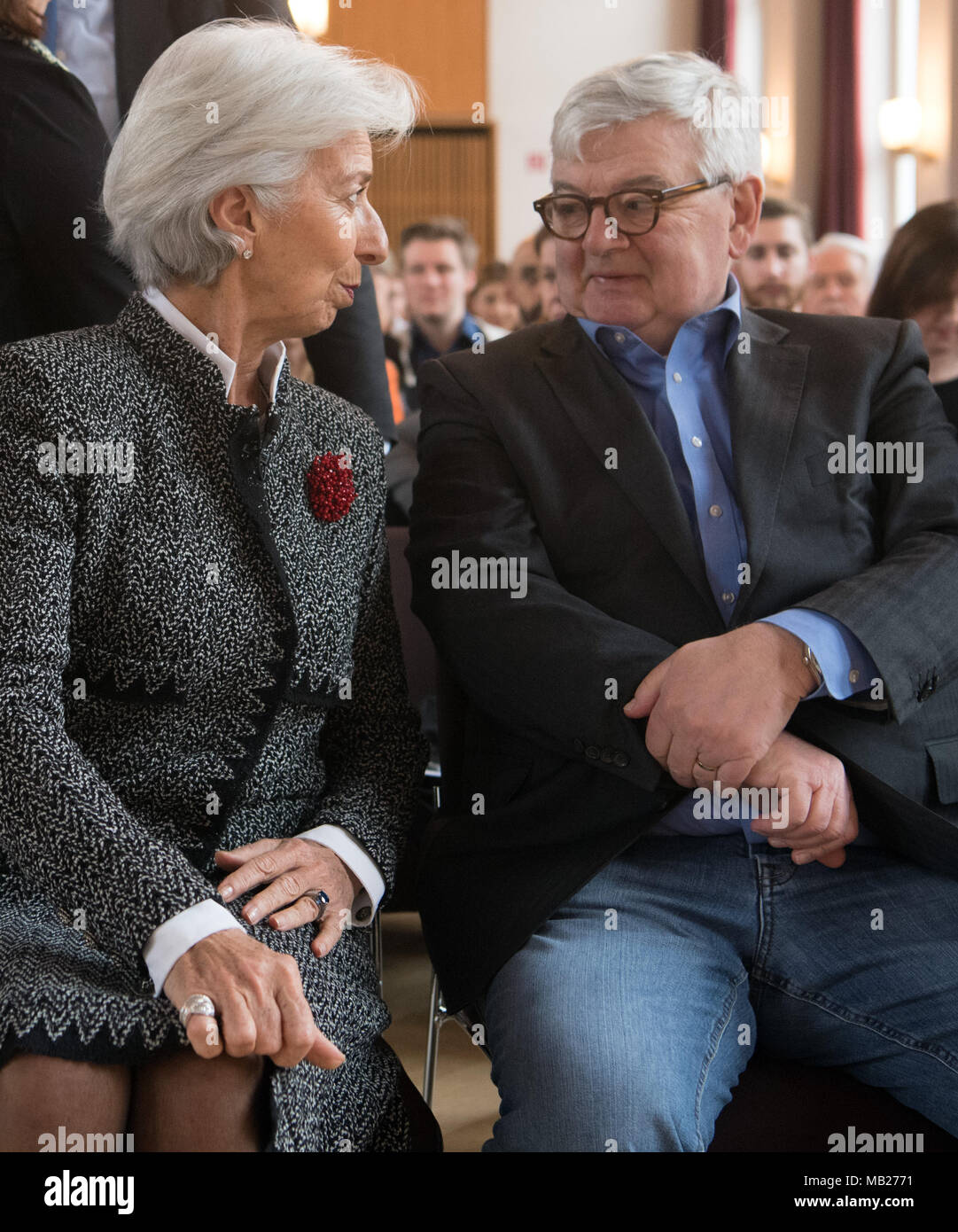 Déposée - 26 mars 2018, Allemagne, Berlin : l'ancien ministre allemand des Affaires étrangères Joschka Fischer et directeur du FMI Christine Lagarde, photographiés à l'Institut allemand de recherche économique (DIW). Le 12 avril 2018 Fischer célèbre son 70e anniversaire. Photo : Soeren Stache/dpa Banque D'Images