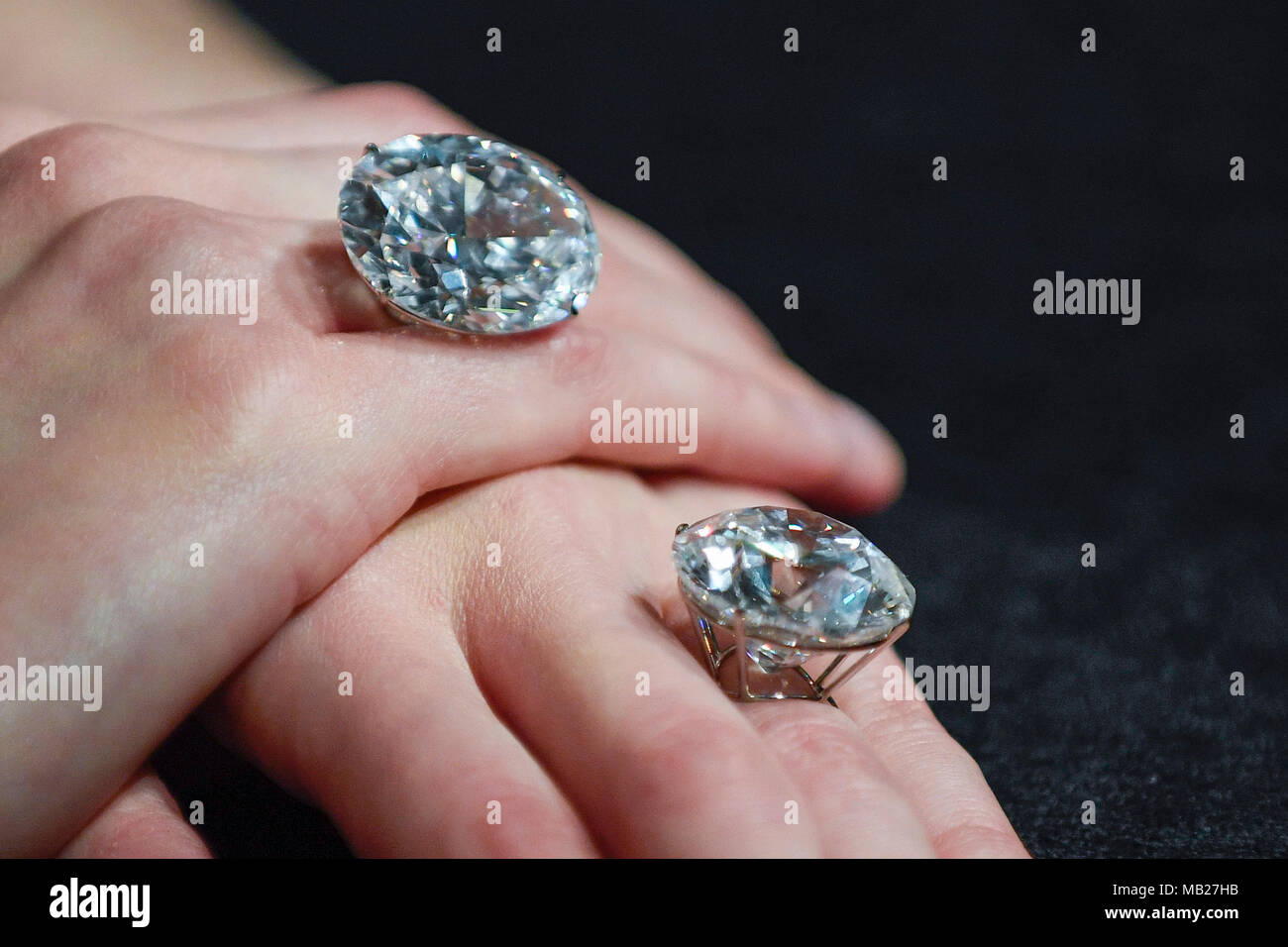 Londres, Royaume-Uni. 6 avril 2018. Un modèle présente une 50,39 carats  diamant ovale (en haut) et une ronde 51,71 carats de diamants taille  brillant (bas) à un photocall pour Sotheby's, New Bond