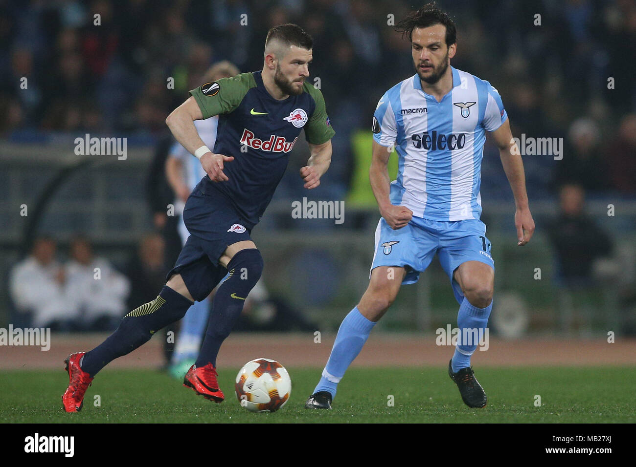 05.04.2018. Stadio Olimpico, Rome, Italie. Ligue de l'Uefa SS Lazio vs FC Salzburg. VALON BERISHA ET MARCO PAROLO en action pendant le match S.S. Lazio vs Salzburg au Stadio Olimpico à Rome. Banque D'Images
