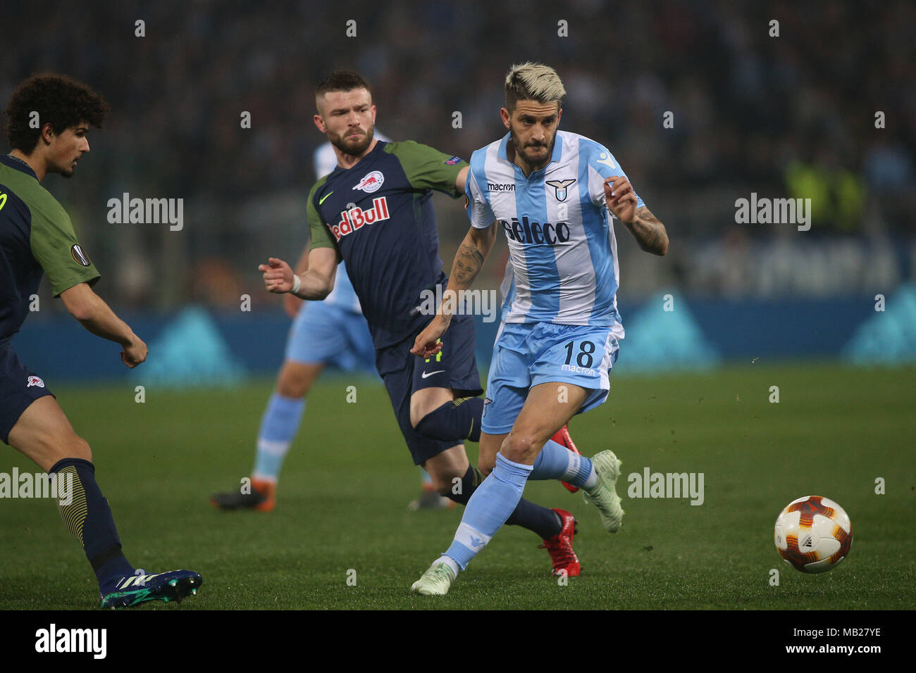 05.04.2018. Stadio Olimpico, Rome, Italie. Ligue de l'Uefa SS Lazio vs FC Salzburg.VALON BERISHA ET LUIS ALBERTO (LAZ) en action pendant le match S.S. Lazio vs Salzburg au Stadio Olimpico à Rome. Banque D'Images