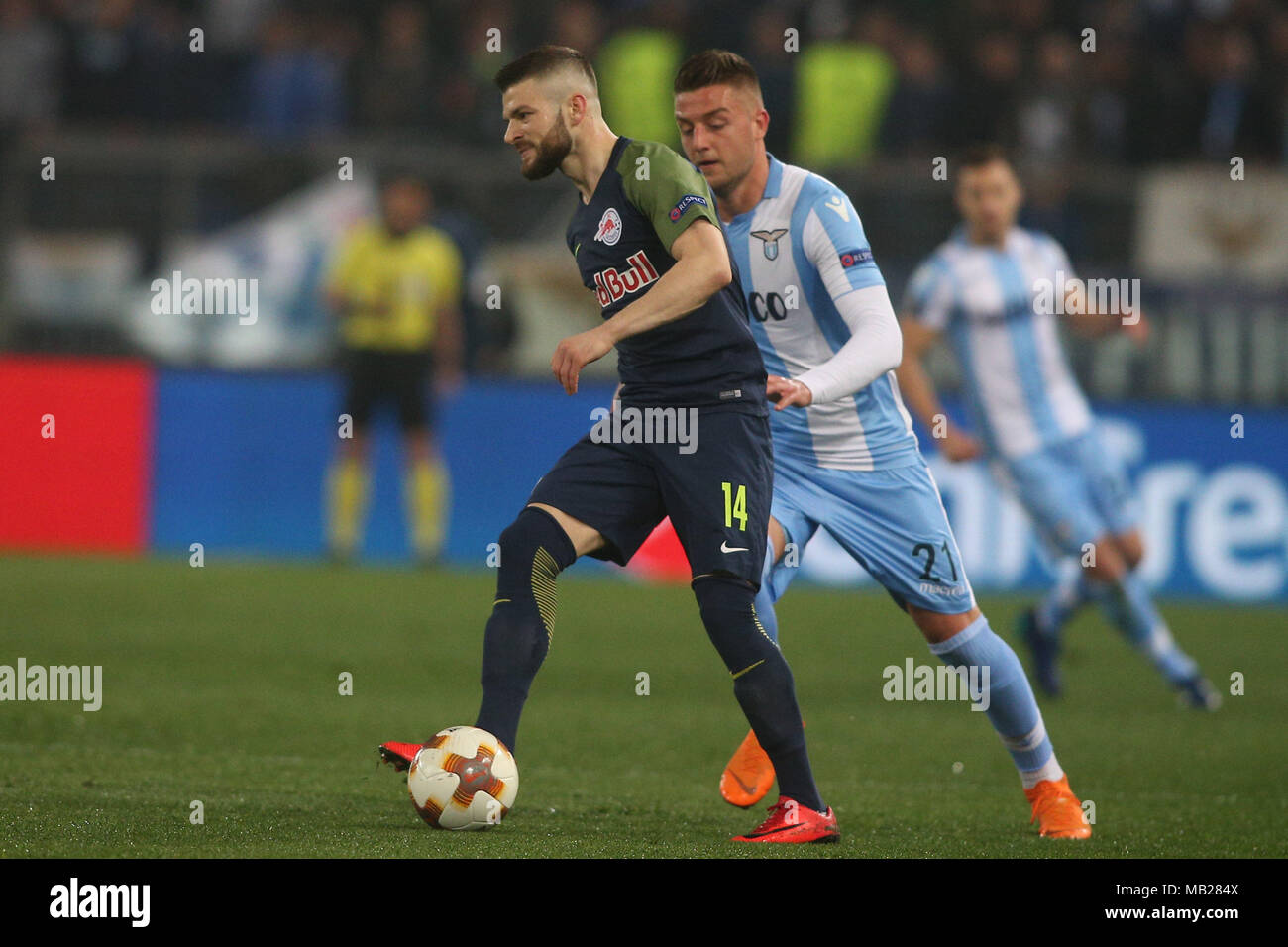 05.04.2018. Stadio Olimpico, Rome, Italie. Ligue de l'Uefa SS Lazio vs FC Salzburg. VALON BERISHA ET SAVIC en action pendant le match S.S. Lazio vs Salzburg au Stadio Olimpico à Rome. Banque D'Images