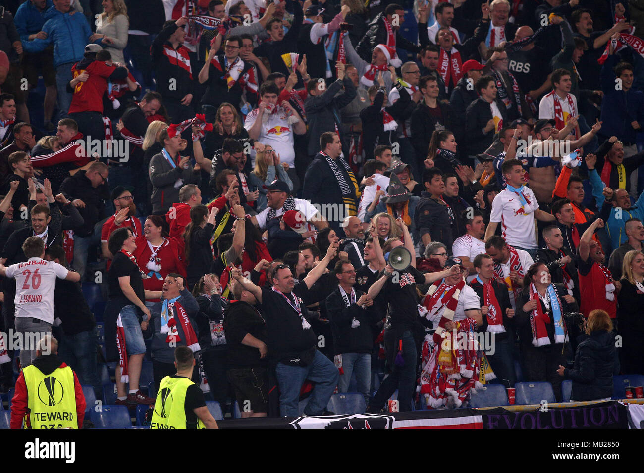 05.04.2018. Stadio Olimpico, Rome, Italie. Ligue de l'Uefa SS Lazio vs FC Salzburg. Supporters en action pendant le match S.S. Lazio vs Salzburg au Stadio Olimpico à Rome. Banque D'Images