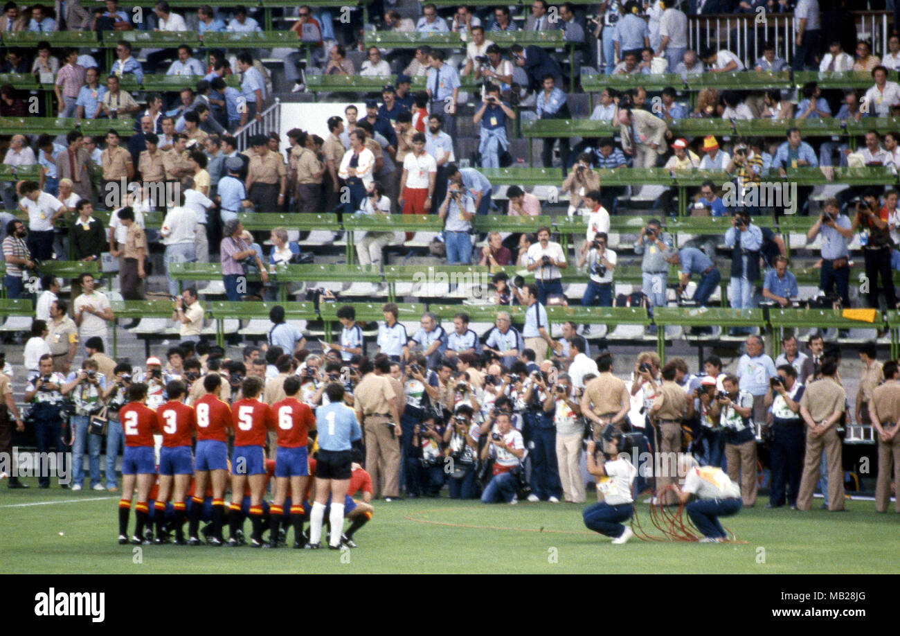 Coupe du Monde FIFA 1982 - Espana (Espagne 1982) 16.6.1982, Estadio Luis Casanova, Valence. Coupe du Monde FIFA 1982, Groupe 5 : Espagne / Honduras. Espagne posent pour les photographes avant le coup d'envoi. Banque D'Images