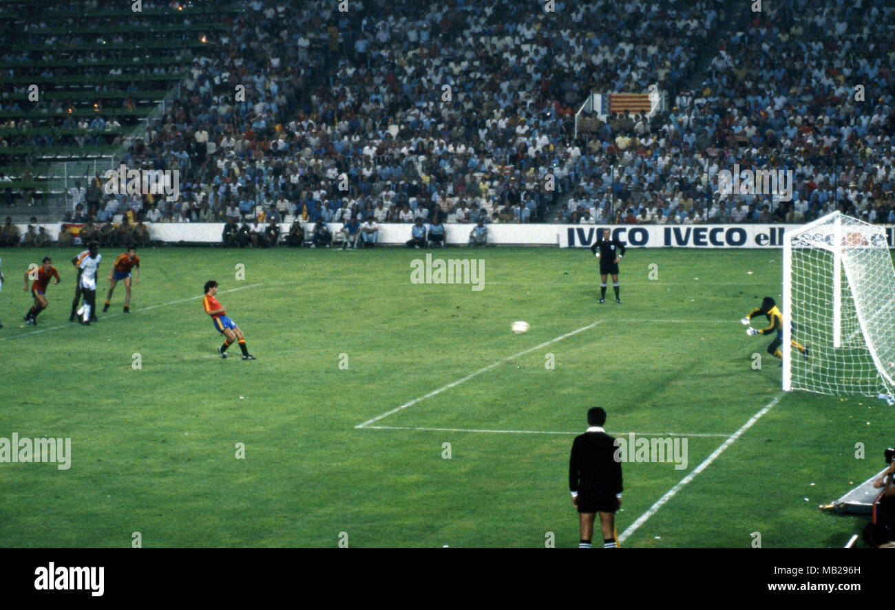 Coupe du Monde FIFA 1982 - Espana (Espagne 1982) 16.6.1982, Estadio Luis Casanova, Valence. Coupe du Monde FIFA 1982, Groupe 5 : Espagne / Honduras. Roberto López Ufarte scores pour l'Espagne du point de penalty de battre Julio Arzu dans l'objectif du Honduras. Banque D'Images