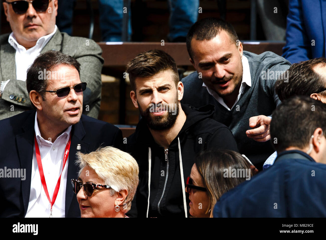 Valence, Espagne. 06 avril 2018. Star de football espagnol du FC Barcelone Gerard Piqué lors de la finale de Coupe Davis entre l'Espagne et l'Allemagne à la Plaza de Torros. Crédit : Frank Molter/Alamy Live News Banque D'Images