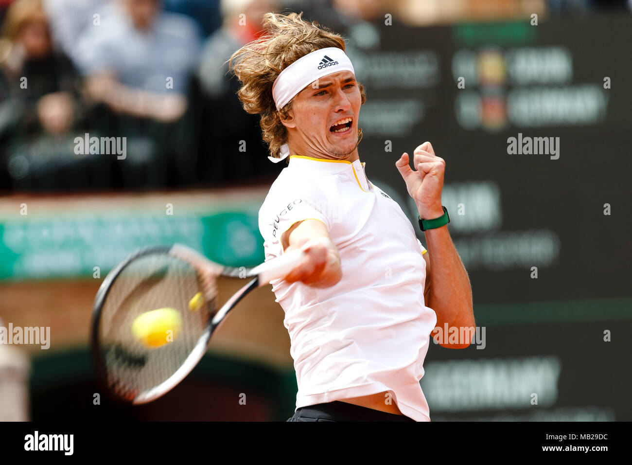 Valence, Espagne. 06 avril 2018. Le joueur de tennis allemand Alexander Zverev pendant un match au quart de finale de Coupe Davis entre l'Espagne et l'Allemagne à la Plaza de Torros. Crédit : Frank Molter/Alamy Live News Banque D'Images