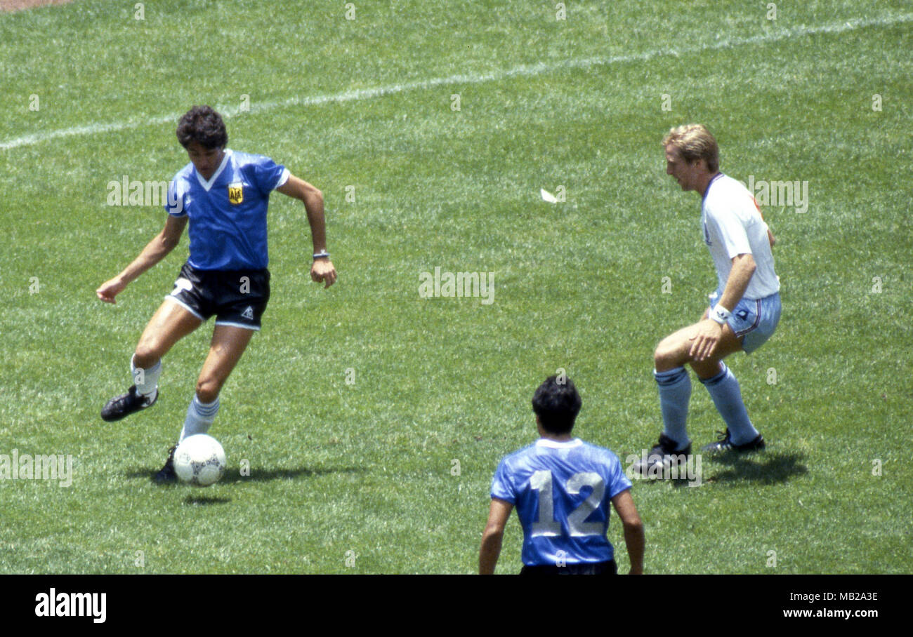 Coupe du Monde de la FIFA, Mexique 1986 - 22.6.1986, Estadio Azteca, Mexico, D.F. Quart de finale Argentine v Angleterre. Jorge Burruchaga (Argentine) v Gary Stevens (Angleterre). Banque D'Images