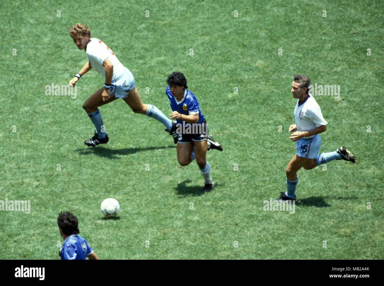 22.06.1986, Estadio Azteca, Mexico DF. Coupe du Monde - Mexique 1986 Quart de finale Argentine v Angleterre Diego Maradona marque le plus grand but la coupe du monde n'a jamais vu, 2-0 contre l'Angleterre. 3 - Maradona va passé l'Angleterre Terry Butcher (à gauche) et Peter Reid Juha Tamminen Banque D'Images