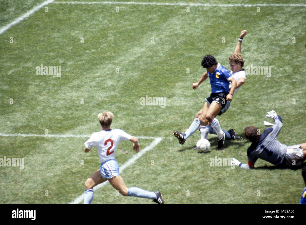 Coupe du Monde de la FIFA, Mexique 1986 - 22.6.1986, Estadio Azteca, Mexico, D.F. Quart de finale Argentine v Angleterre. Diego Maradona marque le plus grand but la coupe du monde n'a jamais vu, 2-0 contre l'Angleterre. 6 - Maradona a dépassé jailkeeper Peter Shilton et Terry Butcher est en retard, comme Diego's lethal pied gauche glisse le ballon dans le filet. Angleterre numéro 2 est Gary Stevens. Banque D'Images