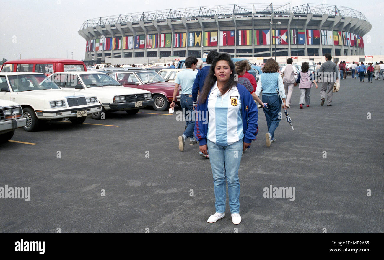 Coupe du Monde de la FIFA, Mexique 1986 - 22.6.1986, Estadio Azteca, Mexico, D.F. Quart de finale Argentine v Angleterre. Un ventilateur de l'Argentine à l'extérieur du stade. Banque D'Images