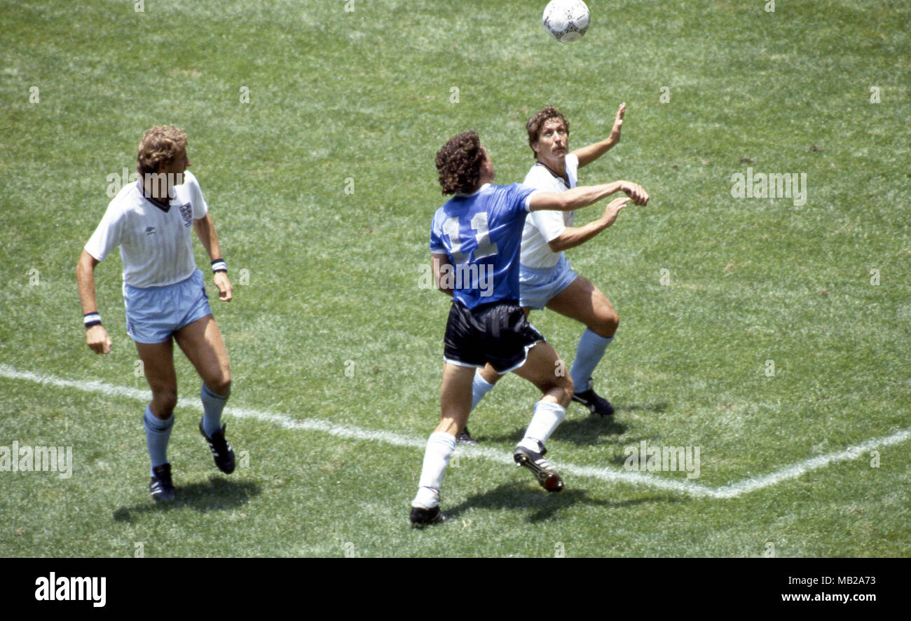 Coupe du Monde de la FIFA, Mexique 1986 - 22.6.1986, Estadio Azteca, Mexico, D.F. Quart de finale Argentine v Angleterre. Jorge Valdano (Argentine) v Terry Butcher & Kenny Sansom (Angleterre). Banque D'Images