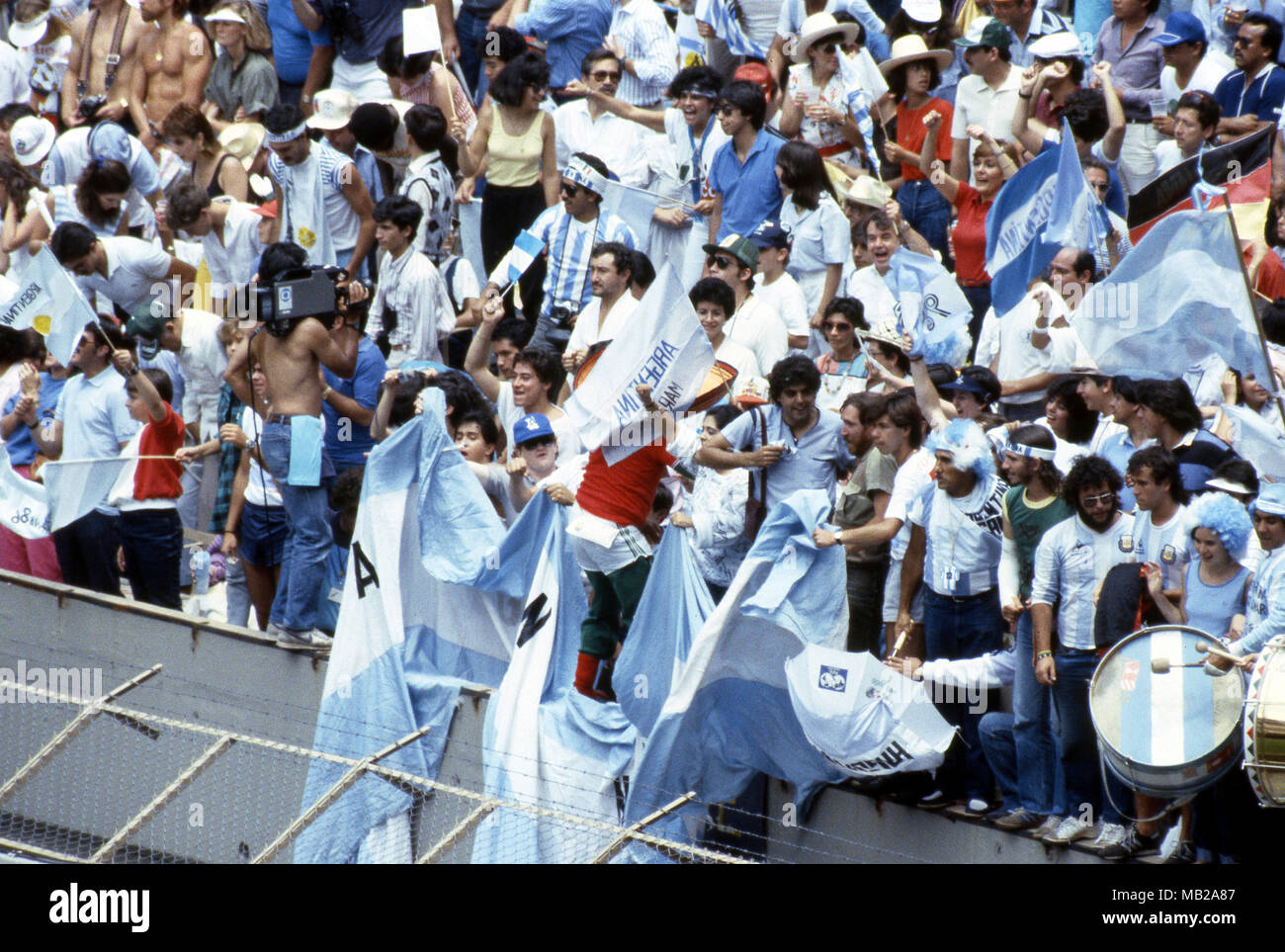 Coupe du Monde FIFA - Mexique 1986 du 29.6.1986, Estadio Azteca, Mexico, D.F. L'Argentine Final v l'Allemagne de l'Ouest. Des fans de l'Argentine dans le stade. Banque D'Images