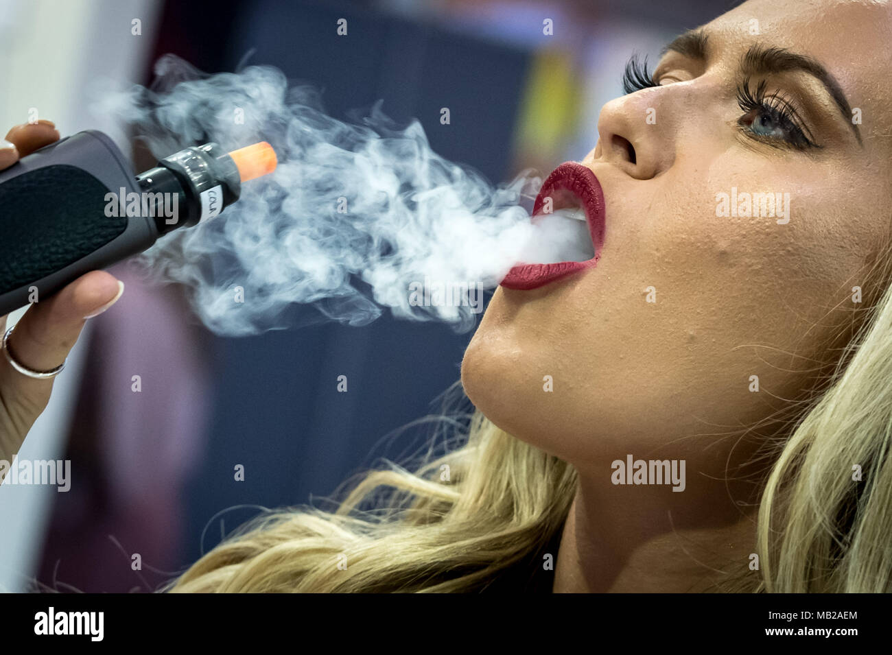 Londres, Royaume-Uni. 06 avril 2018. Vape Jam UK voit des centaines de  seine passionns et cigarette lectronique les entreprises participer  la  quatrime tranche de Vape Jam convention  ExCeL London.