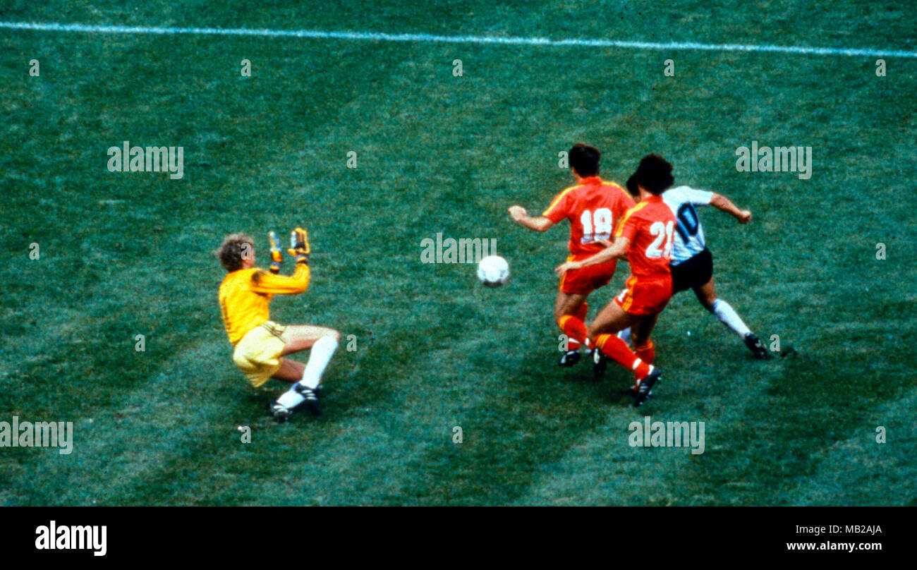 Coupe du Monde de la FIFA, Mexique 1986 - 25.6.1986, Estadio Azteca, Mexico, D.F. Demi-finale l'Argentine / Belgique. Diego Maradona marque le premier but pour l'Argentine d'entre Danny Veyt & Stephane Demol, chipping la balle plus de Jean-Marie Pfaff. Banque D'Images