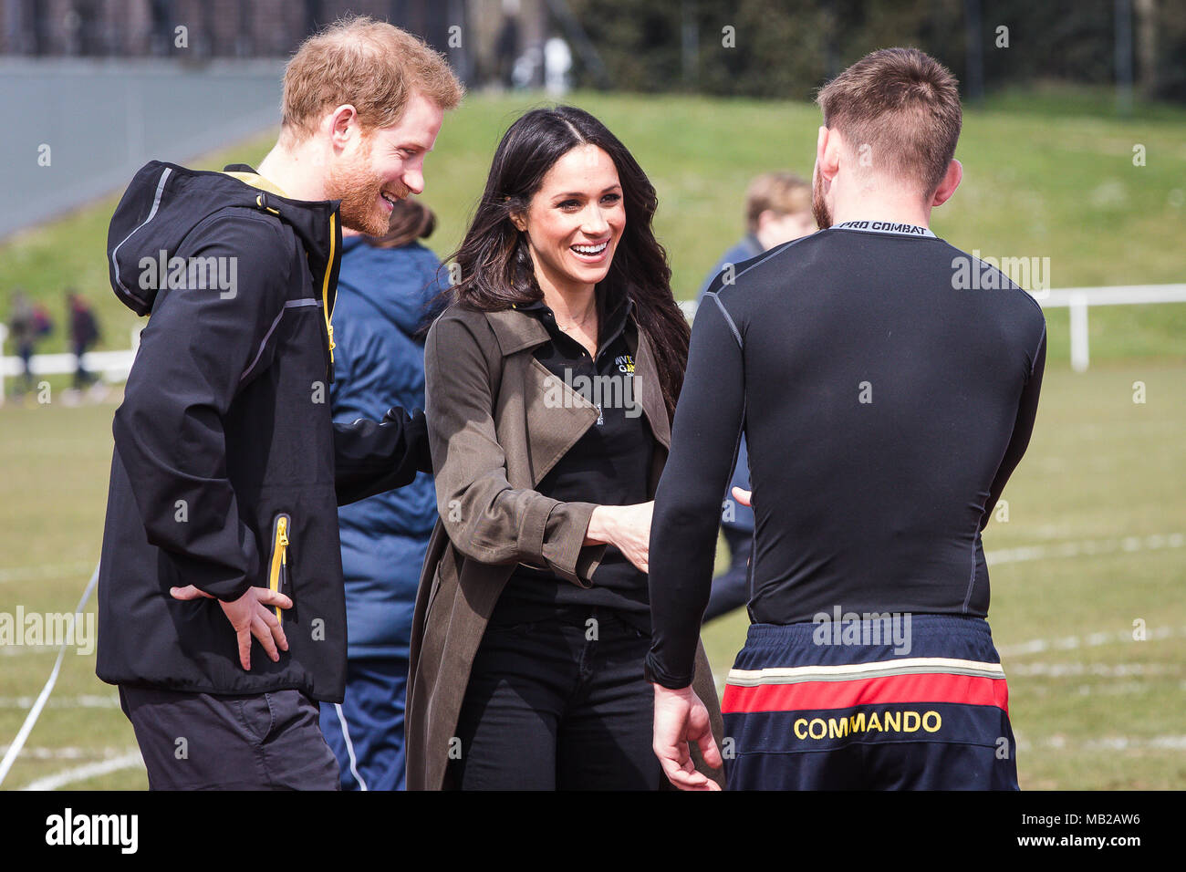 Bath, Royaume-Uni. 06 avril 2018. Le prince Harry introduit Meghan Markle à l'ancien Royal Marine Andy Grant qui a remporté deux médailles d'Invictus Games 2014 Le couple a été assistant à l'Invictus Games procès tenus à l'Université de Bath Crédit : David Betteridge/Alamy Live News Banque D'Images